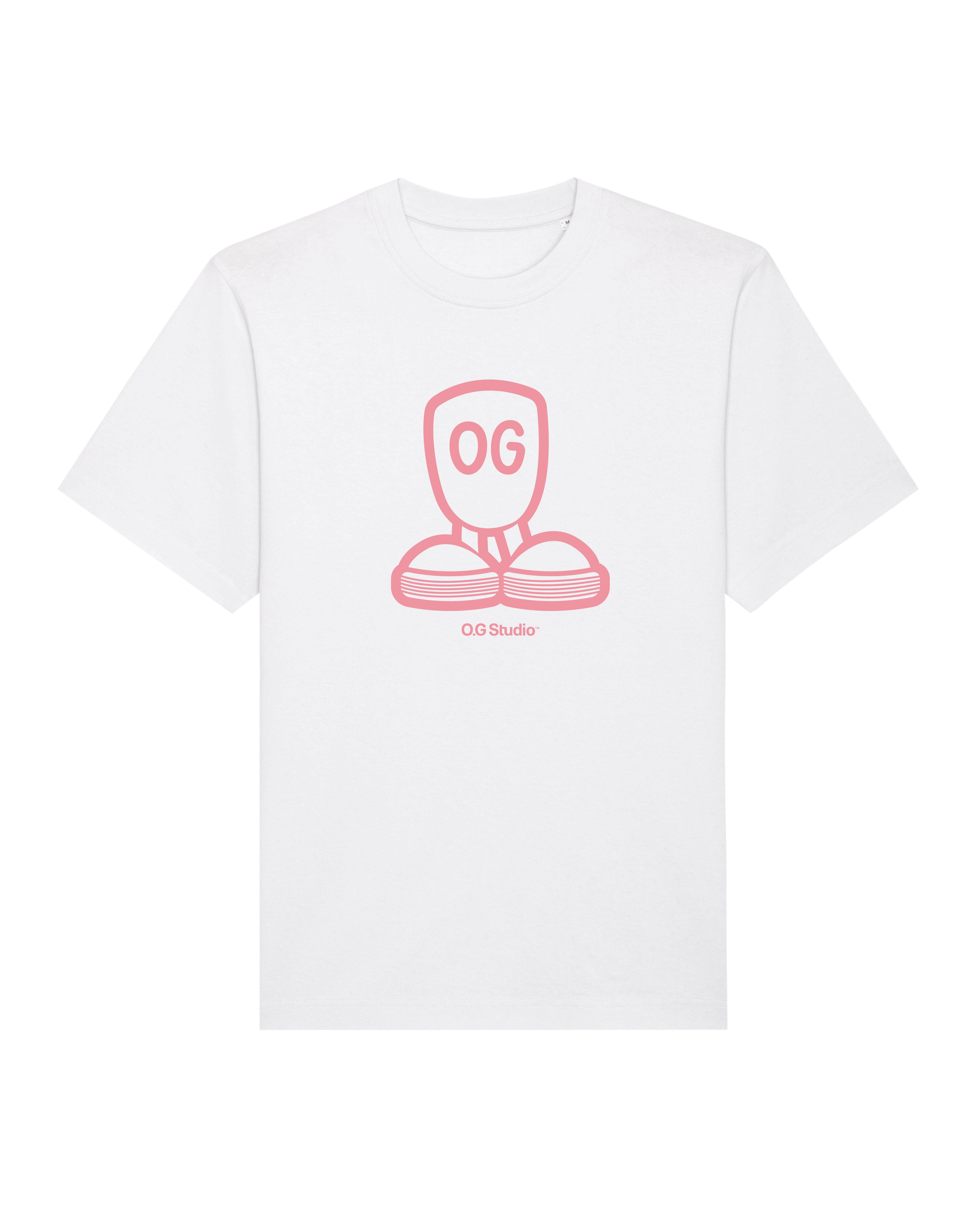 Hvid OG Studio™ T-shirt med stor, lyserød grafisk illustration og teksten "OG Studio" trykt på fronten. Designet er enkelt, legende og visuelt iøjnefaldende. T-shirten har rund hals og en klassisk pasform.