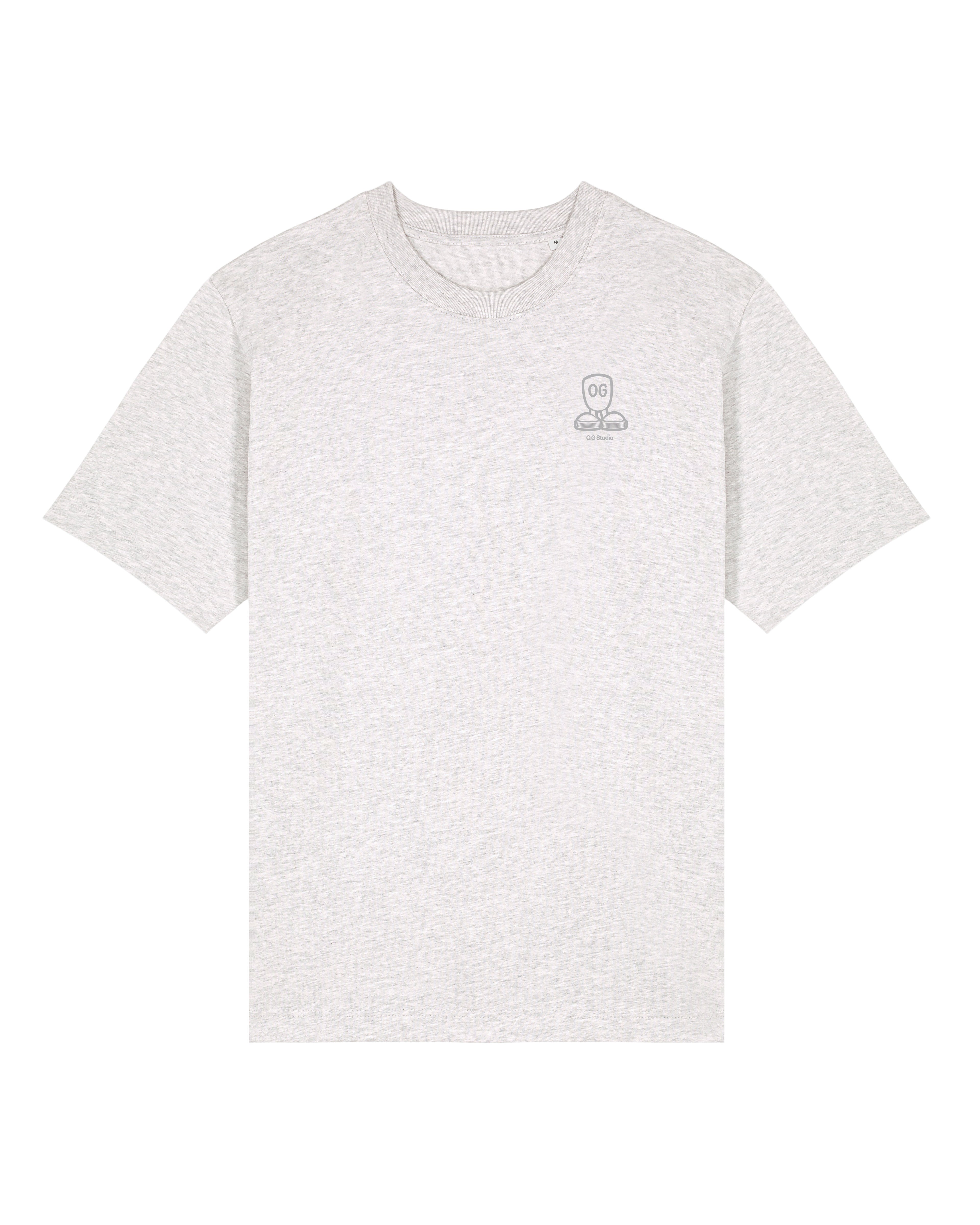 Lys grå O.G Studio™ T-shirt med grå logo trykt på venstre bryst. Enkel og stilren front præsenteret mod hvid baggrund med klassisk pasform og rund hals.