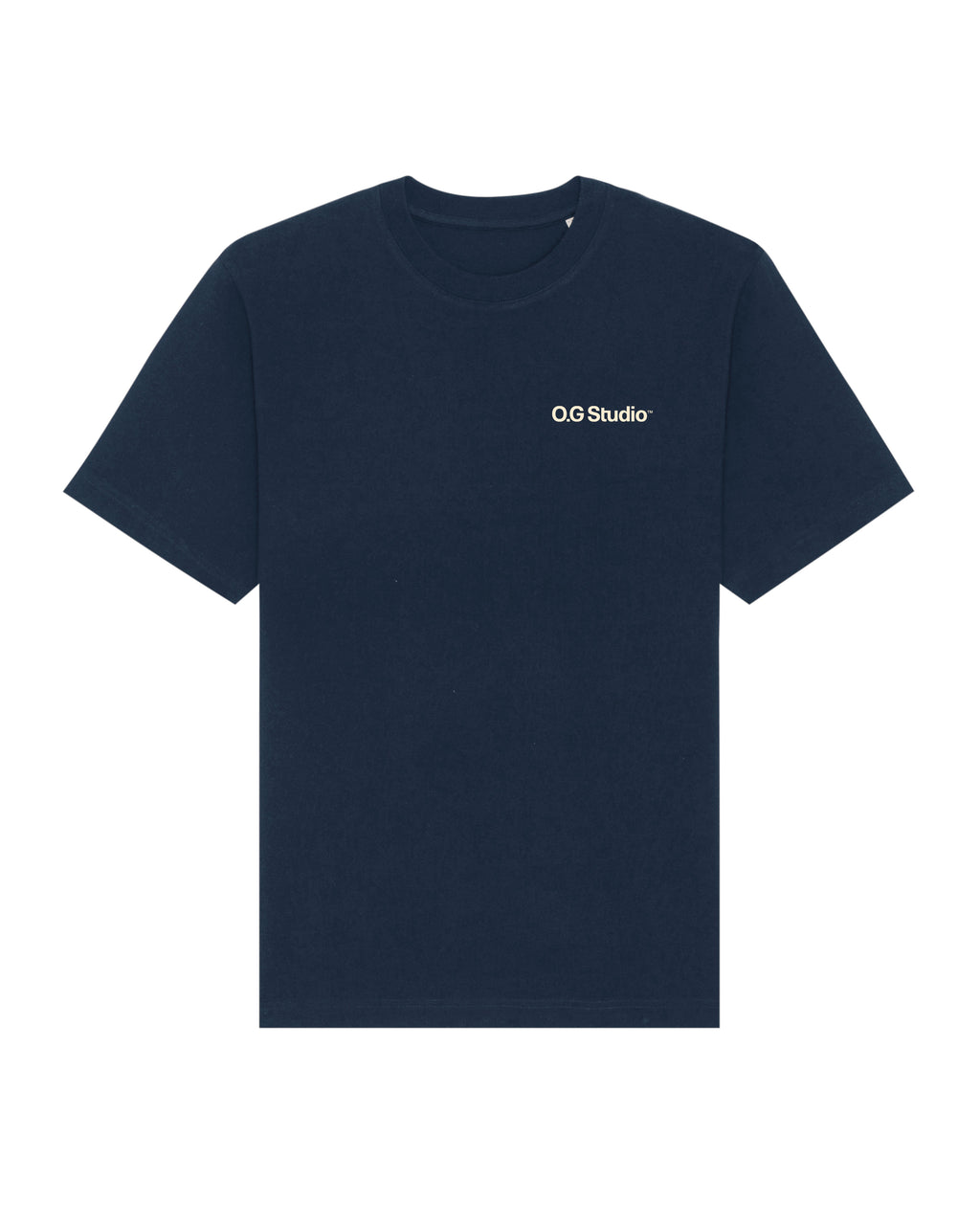 Mørkeblå O.G Studio™ T-shirt med cremehvidt logo trykt på venstre bryst. Enkel og stilren front præsenteret mod hvid baggrund med klassisk pasform og rund hals.