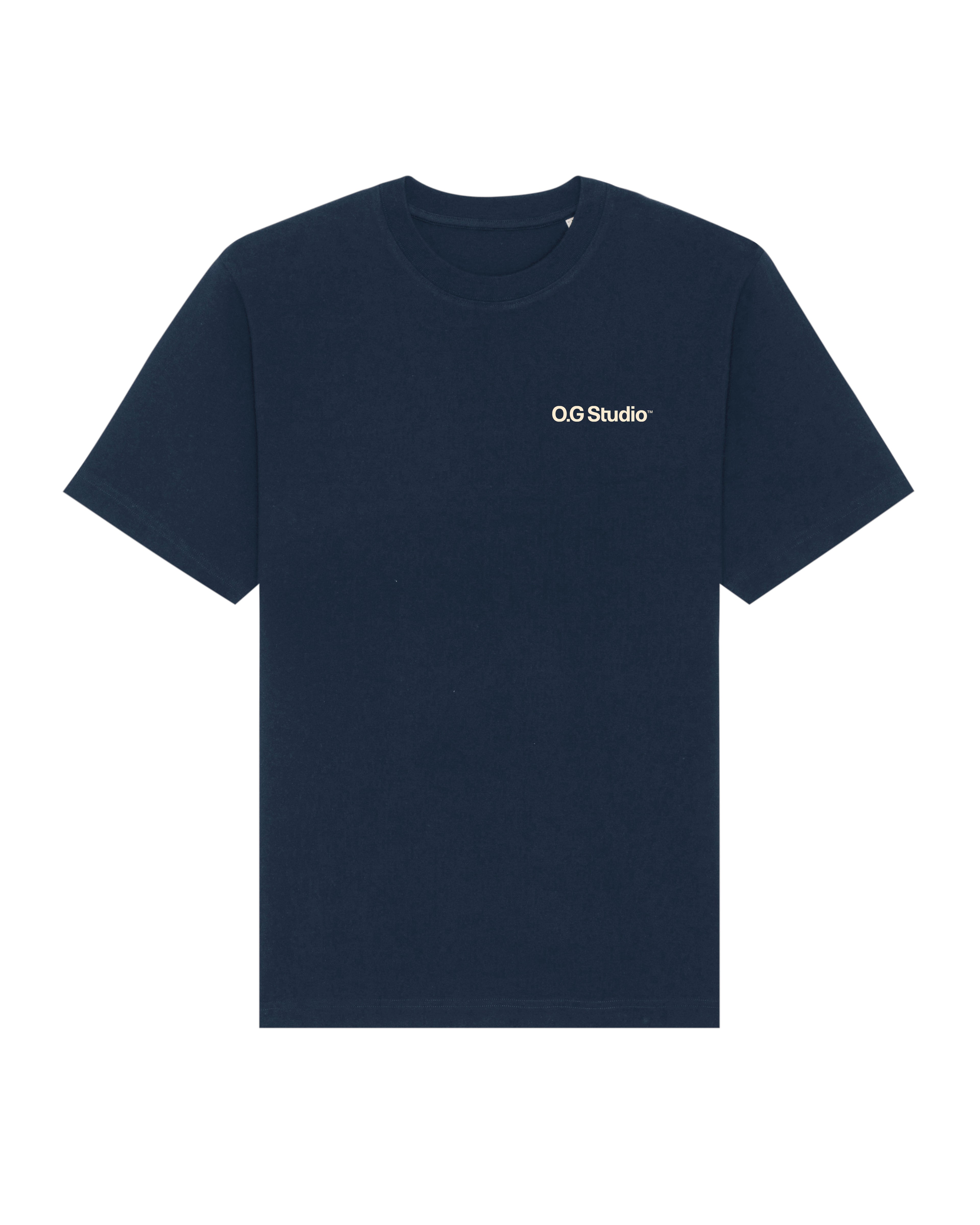 Mørkeblå O.G Studio™ T-shirt med cremehvidt logo trykt på venstre bryst. Enkel og stilren front præsenteret mod hvid baggrund med klassisk pasform og rund hals.