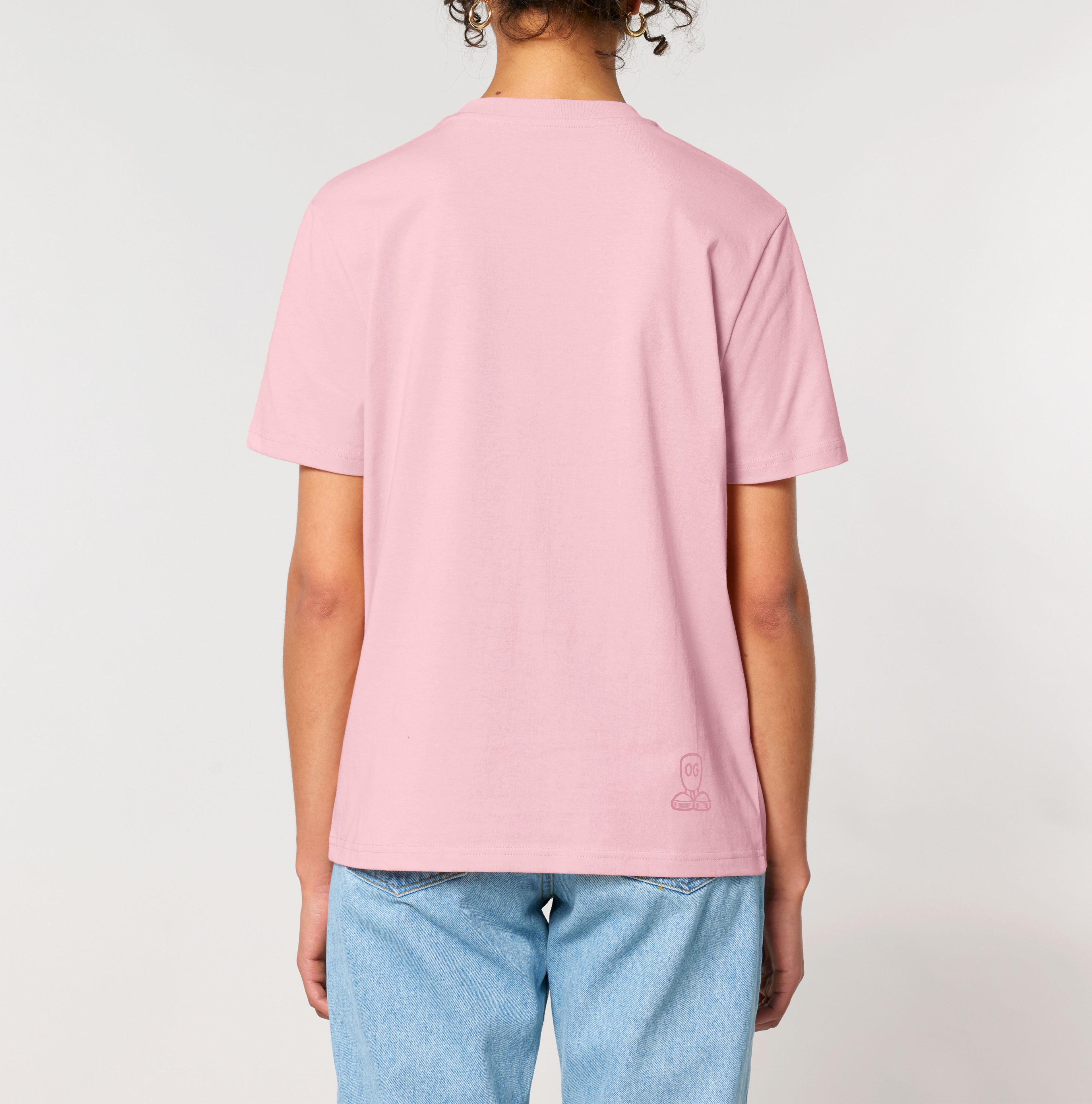 Bagfra visning af lyserød T-shirt båret af person iført lyseblå jeans. På nederste del af ryggen ses et diskret mørkerødt “OG Studio” logo. T-shirten har en klassisk pasform og vises mod neutral baggrund, hvilket fremhæver enkeltheden og det stilrene udtryk.