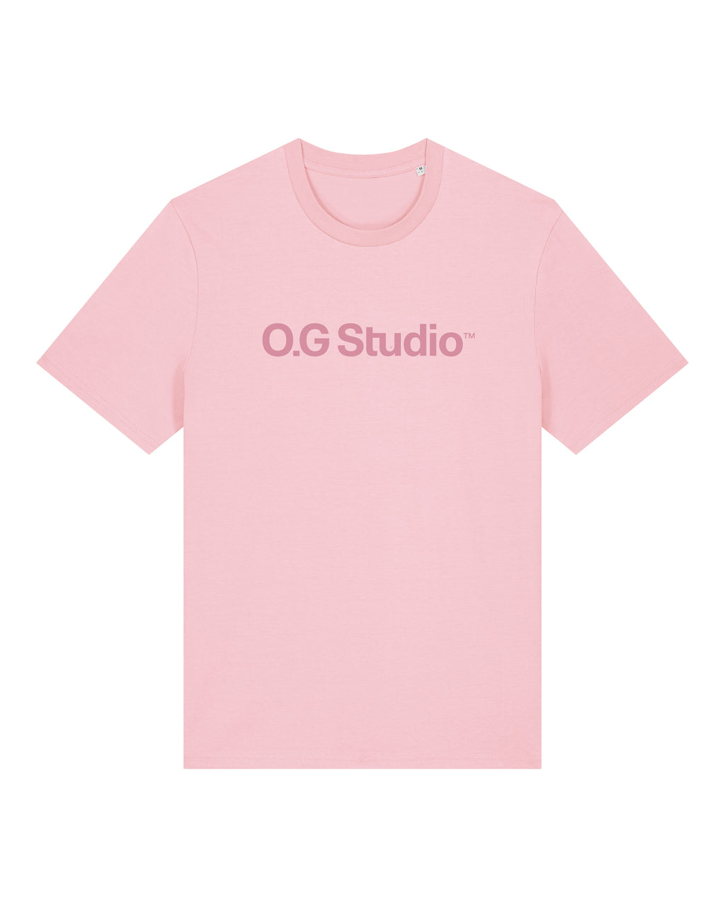 Lyserød O.G Studio™ T-shirt med mørkerosa logo trykt centralt på brystet. Enkelt og stilrent design præsenteret mod hvid baggrund. Klassisk pasform og rund hals.