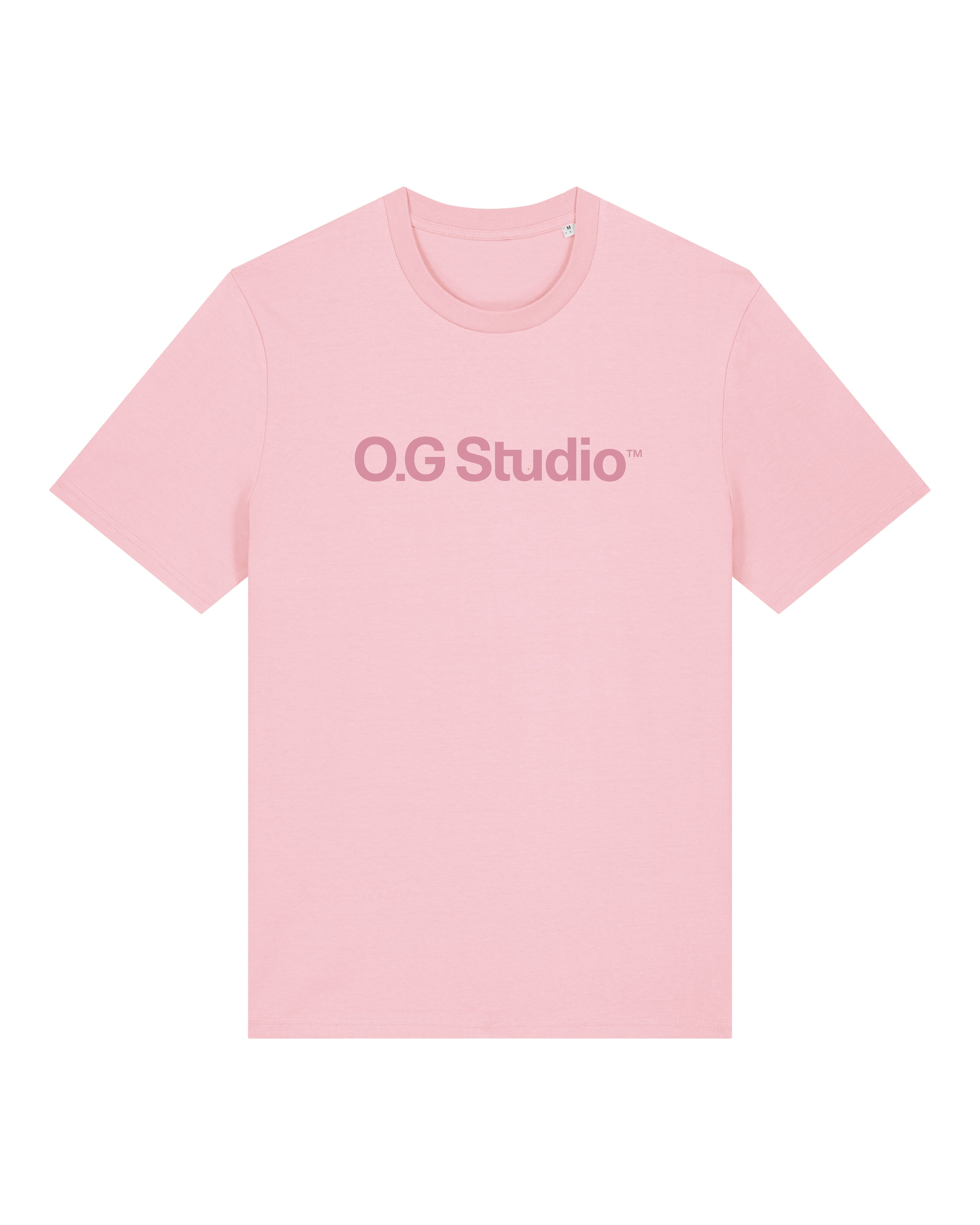 Lyserød O.G Studio™ T-shirt med mørkerosa logo trykt centralt på brystet. Enkelt og stilrent design præsenteret mod hvid baggrund. Klassisk pasform og rund hals.