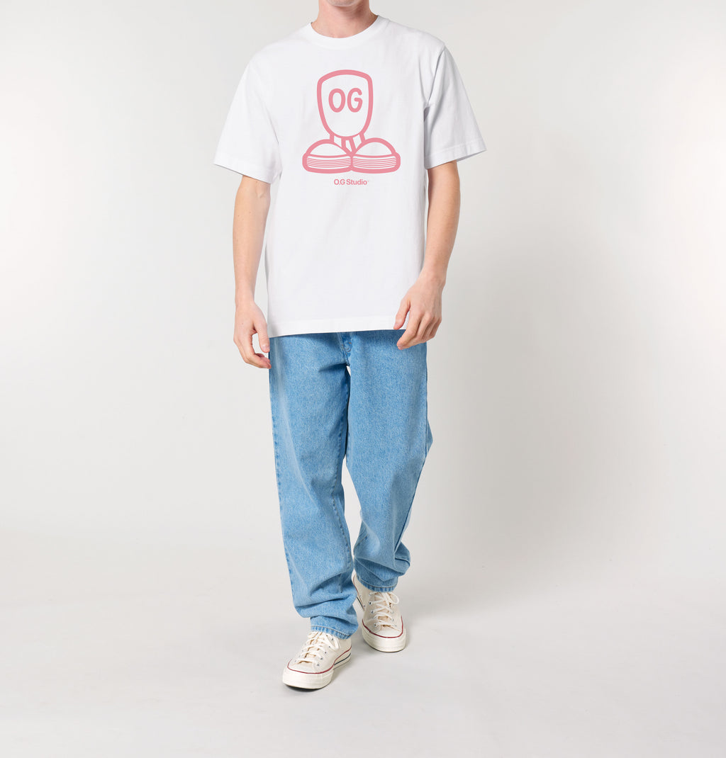 Mandlig model bærer en hvid T-shirt fra OG.45™ med iøjnefaldende lyserødt logo centralt på brystet. Han går roligt fremad mod kameraet, iført lyseblå jeans og klassiske hvide sneakers. Billedet fremhæver T-shirtens naturlige pasform og stofkvalitet i bevægelse. Den neutrale baggrund sikrer fuldt fokus på produktets design og anvendelighed, hvilket gør det oplagt til både online produktvisning og visuel markedsføring af urban mode.